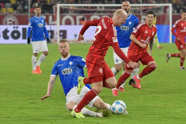 v. li. im Zweikampf Kai Klefisch (Darmstadt 17) Valgeir Lunddal Frioriksson (Duesseldorf 12) 17.01.2025 Fussball Fortuna Duesseldorf vs SV Darmstadt 98, Merkur Spiel-Arena, Duesseldorf, DFB DFL REGULATIONS PROHIBIT ANY USE OF PHOTOGRAPHS AS IMAGE SEQUENCES AND OR QUASI-VIDEO NRW Germany