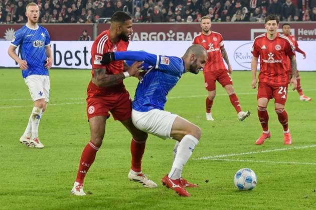 v. li. im Zweikampf Jamil Siebert (Duesseldorf 20) Aleksandar Vukotic (Darmstadt 20) 17.01.2025 Fussball Fortuna Duesseldorf vs SV Darmstadt 98, Merkur Spiel-Arena, Duesseldorf, DFB DFL REGULATIONS PROHIBIT ANY USE OF PHOTOGRAPHS AS IMAGE SEQUENCES AND OR QUASI-VIDEO NRW Germany