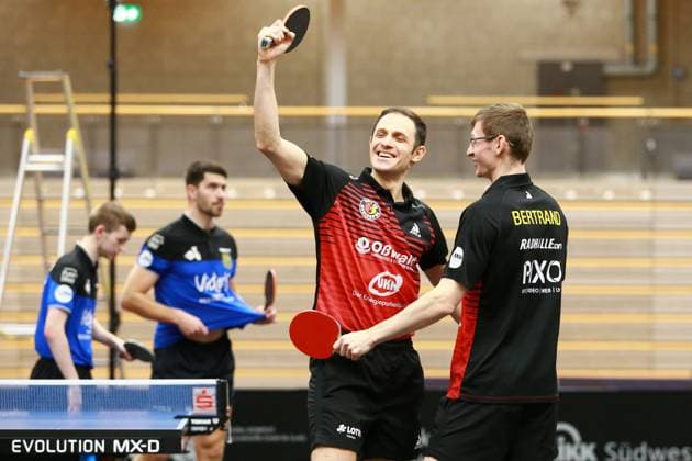 Sport Themen der Woche KW03 Sport Bilder des Tages 17.01.2025, xrekx, Tischtennis TTBL Bundesliga, 1.FC Saarbrücken - Post SV Mühlhausen emspor, v.l. Cedric Meissner (1.FC Saarbruecken-TT) Patrick Franziska (1.FC Saarbruecken-TT) enttauescht, frustriert. Ovidiu Ionescu (Post SV Muehlhausen) Irvin Bertrand (Post SV Muehlhausen) Jubel, feiern den Sieg (DFL DFB REGULATIONS PROHIBIT ANY USE OF PHOTOGRAPHS as IMAGE SEQUENCES and or QUASI-VIDEO) Saarbrücken *** 17 01 2025, xrekx, table tennis TTBL Bundesliga, 1 FC Saarbrücken Post SV Muehlhausen emspor, v l Cedric Meissner 1 FC Saarbruecken TT Patrick Franziska 1 FC Saarbruecken TT disappointed, frustrated Ovidiu Ionescu Post SV Muehlhausen Irvin Bertrand Post SV Muehlhausen cheering, celebrating victory DFL DFB REGULATIONS PROHIBIT ANY USE OF PHOTOGRAPHS as IMAGE SEQUENCES and or QUASI VIDEO Saarbrücken