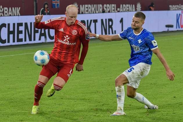 v. li. im Zweikampf Valgeir Lunddal Frioriksson (Duesseldorf 12) Fabian Nürnberger Nuernberger (Darmstadt 15) 17.01.2025 Fussball Fortuna Duesseldorf vs SV Darmstadt 98, Merkur Spiel-Arena, Duesseldorf, DFB DFL REGULATIONS PROHIBIT ANY USE OF PHOTOGRAPHS AS IMAGE SEQUENCES AND OR QUASI-VIDEO NRW Germany Copyright: xpepphotox xSaschaxWeizx pep00321, pep_20250117_hm_5930