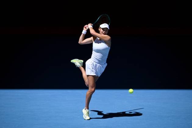 TENNIS AUSTRALIAN OPEN, Emma Raducanu of Great Britain returns during her round three match against Iga Swiatek of Poland during the 2025 Australian Open at Melbourne Park in Melbourne, Saturday, January 18, 2025. ( NO ARCHIVING, EDITORIAL USE ONLY, NO USE IN BOOKS WITHOUT CONSENT MELBOURNE VICTORIA AUSTRALIA  Copyright: xJOELxCARRETTx 20250118183135990207