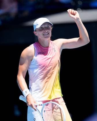 Sport Bilder des Tages January 18, 2025: 2nd seed IGA SWIATEK of Poland celebrates after defeating EMMA RADUCANU of Great Britain on Rod Laver Arena in a Men s Singles 3rd round match on day 7 of the 2025 Australian Open in Melbourne, Australia. Cal Media Melbourne Australia - ZUMAc04_ 20250118_faf_c04_004 Copyright: xSydneyxLowx