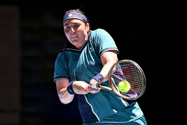 TENNIS AUSTRALIAN OPEN, Ons Jabeur of Tunisia returns during her round three match against Emma Navarro of USA during the 2025 Australian Open at Melbourne Park in Melbourne, Saturday, January 18, 2025. ( NO ARCHIVING, EDITORIAL USE ONLY, NO USE IN BOOKS WITHOUT CONSENT MELBOURNE VICTORIA AUSTRALIA  Copyright: xJAMESxROSSx 20250118161765101037