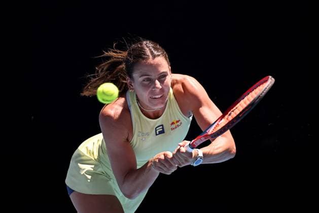 Sport Themen der Woche KW03 Sport Bilder des Tages TENNIS AUSTRALIAN OPEN, Emma Navarro of USA returns during her round three match against Ons Jabeur of Tunisia during the 2025 Australian Open at Melbourne Park in Melbourne, Saturday, January 18, 2025. ( NO ARCHIVING, EDITORIAL USE ONLY, NO USE IN BOOKS WITHOUT CONSENT MELBOURNE VICTORIA AUSTRALIA  Copyright: xJAMESxROSSx 20250118150292635821
