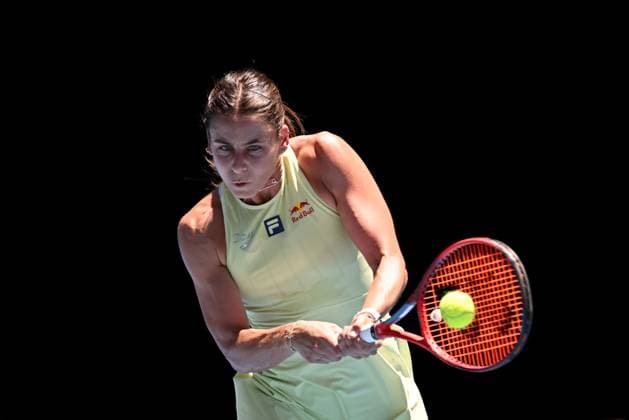 TENNIS AUSTRALIAN OPEN, Emma Navarro of USA returns during her round three match against Ons Jabeur of Tunisia during the 2025 Australian Open at Melbourne Park in Melbourne, Saturday, January 18, 2025. ( NO ARCHIVING, EDITORIAL USE ONLY, NO USE IN BOOKS WITHOUT CONSENT MELBOURNE VICTORIA AUSTRALIA  Copyright: xJAMESxROSSx 20250118174987896424