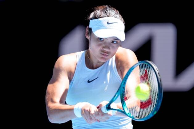 January 18, 2025: EMMA RADUCANU of Great Britain in action against 2nd seed IGA SWIATEK of Poland on Rod Laver Arena in a Men s Singles 3rd round match on day 7 of the 2025 Australian Open in Melbourne, Australia. Cal Media Melbourne Australia - ZUMAc04_ 20250118_faf_c04_011 Copyright: xSydneyxLowx