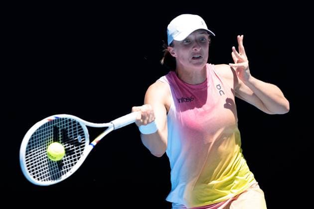 January 18, 2025: 2nd seed IGA SWIATEK of Poland in action against EMMA RADUCANU of Great Britain on Rod Laver Arena in a Men s Singles 3rd round match on day 7 of the 2025 Australian Open in Melbourne, Australia. Cal Media Melbourne Australia - ZUMAc04_ 20250118_faf_c04_019 Copyright: xSydneyxLowx