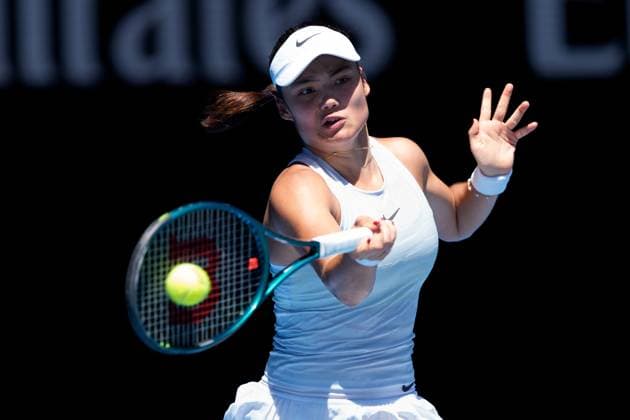January 18, 2025: EMMA RADUCANU of Great Britain in action against 2nd seed IGA SWIATEK of Poland on Rod Laver Arena in a Men s Singles 3rd round match on day 7 of the 2025 Australian Open in Melbourne, Australia. Cal Media Melbourne Australia - ZUMAc04_ 20250118_faf_c04_020 Copyright: xSydneyxLowx