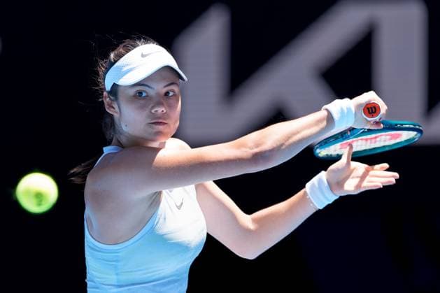 Tennis 2025: Australian Open Day 7 January 18, 2025: EMMA RADUCANU of Great Britain in action against 2nd seed IGA SWIATEK of Poland on Rod Laver Arena in a Men s Singles 3rd round match on day 7 of the 2025 Australian Open in Melbourne, Australia. Sydney Low Cal Media(Credit Image: Â Sydney Low Cal Sport Media) Melbourne Victoria Australia EDITORIAL USE ONLY Copyright: xx ZUMA-20250118_faf_c04_017.jpg SydneyxLowx csmphotothree345612