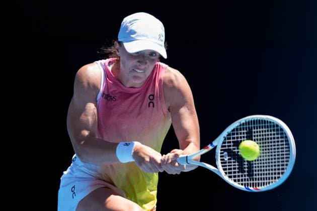 Tennis 2025: Australian Open Day 7 January 18, 2025: 2nd seed IGA SWIATEK of Poland in action against EMMA RADUCANU of Great Britain on Rod Laver Arena in a Men s Singles 3rd round match on day 7 of the 2025 Australian Open in Melbourne, Australia. Sydney Low Cal Media(Credit Image: Â Sydney Low Cal Sport Media) Melbourne Victoria Australia EDITORIAL USE ONLY Copyright: xx ZUMA-20250118_faf_c04_016.jpg SydneyxLowx csmphotothree345613