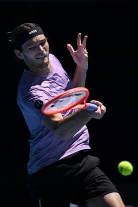 TENNIS AUSTRALIAN OPEN, Taylor Fritz of USA returns during his round three match against Gael Monfils of France during the 2025 Australian Open at Melbourne Park in Melbourne, Saturday, January 18, 2025. ( NO ARCHIVING, EDITORIAL USE ONLY, NO USE IN BOOKS WITHOUT CONSENT MELBOURNE VICTORIA AUSTRALIA  Copyright: xJAMESxROSSx 20250118130698591986