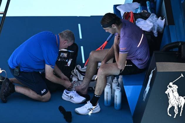 TENNIS AUSTRALIAN OPEN, Taylor Fritz of USA receives medical treatment during his round three match against Gael Monfils of France during the 2025 Australian Open at Melbourne Park in Melbourne, Saturday, January 18, 2025. ( NO ARCHIVING, EDITORIAL USE ONLY, NO USE IN BOOKS WITHOUT CONSENT MELBOURNE VICTORIA AUSTRALIA  Copyright: xJAMESxROSSx 20250118193455144770
