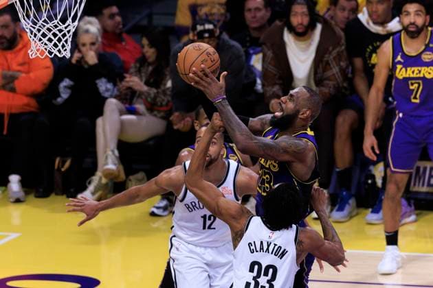 Sport Themen der Woche KW03 Sport Bilder des Tages January 17, 2025, Los Angeles, California, USA: LeBron James 23 of the Los Angeles Lakers performs a layup during their regular season NBA, Basketball Herren, USA game against the Brooklyn Nets on Friday January 17, 2025 at Crypto.com Arena in Los Angeles, California. ARIANA RUIZ PI Los Angeles U.S - ZUMAp124 20250117_zaa_p124_010 Copyright: xArianaxRuizx