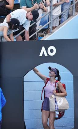 Eva Lys, GER, signing autographs after third round of 2025 Australian Open in Melbourne, 18 01 2025; -