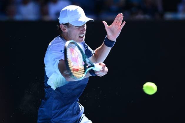 TENNIS AUSTRALIAN OPEN, Alex De Minaur of Australia returns during his round three match against Francisco Cerundolo of Argentina during the 2025 Australian Open at Melbourne Park in Melbourne, Saturday, January 18, 2025. ( NO ARCHIVING, EDITORIAL USE ONLY, NO USE IN BOOKS WITHOUT CONSENT MELBOURNE VICTORIA AUSTRALIA  Copyright: xJOELxCARRETTx 20250118140319533944