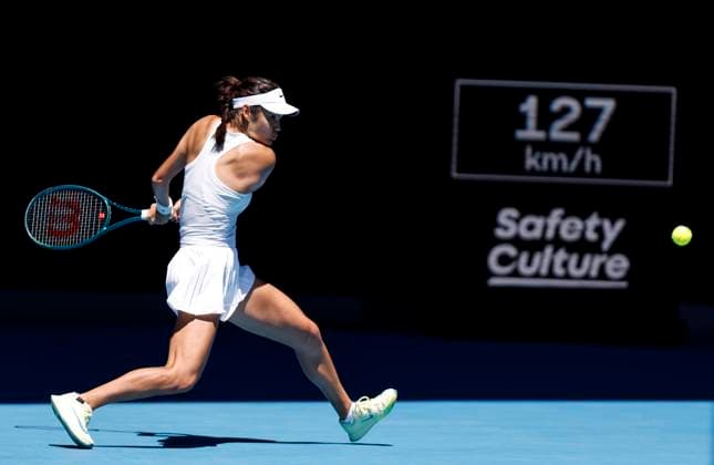 (250118) -- MELBOURNE, Jan. 18, 2025 -- Emma Raducanu hits a return during the women s singles 3rd round match between Iga Swiatek of Poland and Emma Raducanu of Britain at Australian Open tennis tournament in Melbourne, Australia, Jan. 18, 2025. ) (SP)AUSTRALIA-MELBOURNE-TENNIS-AUSTRALIAN OPEN-DAY 7 MaxPing 