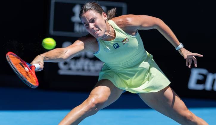 (250118) -- MELBOURNE, Jan. 18, 2025 -- Emma Navarro hits a return during the women s singles 3rd round match between Emma Navarro of the United States and Ons Jabeur of Tunisia at Australian Open tennis tournament in Melbourne, Australia, Jan. 18, 2025. (Photo by Xinhua) (SP)AUSTRALIA-MELBOURNE-TENNIS-AUSTRALIAN OPEN-DAY 7 HuxJingchen 