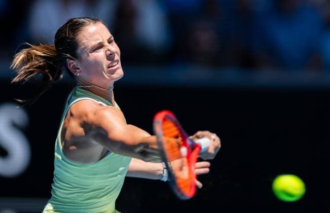 (250118) -- MELBOURNE, Jan. 18, 2025 -- Emma Navarro hits a return during the women s singles 3rd round match between Emma Navarro of the United States and Ons Jabeur of Tunisia at Australian Open tennis tournament in Melbourne, Australia, Jan. 18, 2025. (Photo by Xinhua) (SP)AUSTRALIA-MELBOURNE-TENNIS-AUSTRALIAN OPEN-DAY 7 HuxJingchen 