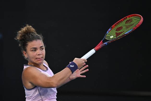 TENNIS AUSTRALIAN OPEN, Jasmine Paolini of Italy returns during her round three match agains Elina Svitolina of Ukraine during the 2025 Australian Open at Melbourne Park in Melbourne, Saturday, January 18, 2025. ( NO ARCHIVING, EDITORIAL USE ONLY, NO USE IN BOOKS WITHOUT CONSENT MELBOURNE VICTORIA AUSTRALIA  Copyright: xJAMESxROSSx 20250118188126430520