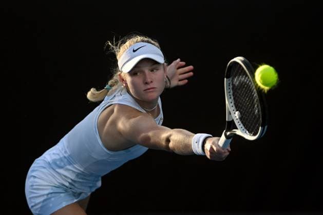 TENNIS AUSTRALIAN OPEN, Emerson Jones of Australia returns during her round one girls singles match against Anastasia Lizunova of Russia during the 2025 Australian Open at Melbourne Park in Melbourne, Saturday, January 18, 2025. ( NO ARCHIVING, EDITORIAL USE ONLY, NO USE IN BOOKS WITHOUT CONSENT MELBOURNE VICTORIA AUSTRALIA  Copyright: xLUKASxCOCHx 20250118115111744400