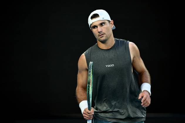 TENNIS AUSTRALIAN OPEN, Marcos Giron of USA returns during his round three match against Jannik Sinner of Italy during the 2025 Australian Open at Melbourne Park in Melbourne, Saturday, January 18, 2025. ( NO ARCHIVING, EDITORIAL USE ONLY, NO USE IN BOOKS WITHOUT CONSENT MELBOURNE VICTORIA AUSTRALIA  Copyright: xJOELxCARRETTx 20250118147136640426