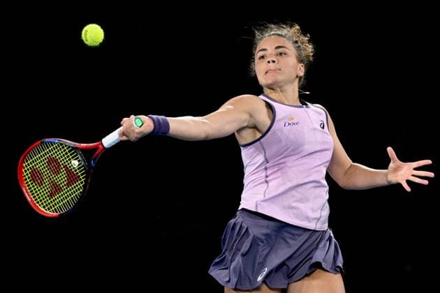 TENNIS AUSTRALIAN OPEN, Jasmine Paolini of Italy returns during her round three match agains Elina Svitolina of Ukraine during the 2025 Australian Open at Melbourne Park in Melbourne, Saturday, January 18, 2025. ( NO ARCHIVING, EDITORIAL USE ONLY, NO USE IN BOOKS WITHOUT CONSENT MELBOURNE VICTORIA AUSTRALIA  Copyright: xJAMESxROSSx 20250118181114008455