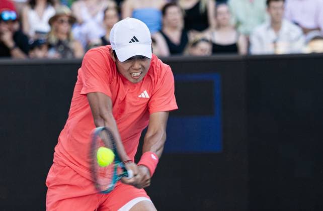 (250118) -- MELBOURNE, Jan. 18, 2025 -- Learner Tien hits a return during the men s singles 3rd round match between Learner Tien of the United States and Corentin Moutet of France at Australian Open tennis tournament in Melbourne, Australia, Jan. 18, 2025. (Photo by Xinhua) (SP)AUSTRALIA-MELBOURNE-TENNIS-AUSTRALIAN OPEN-DAY 7 HuxJingchen 