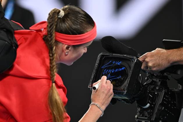 TENNIS AUSTRALIAN OPEN, Elina Svitolina of Ukraine writes Love Ukraine on the signature glass of a broadcast camera following her round three win over Jasmine Paolini of Italy during the 2025 Australian Open at Melbourne Park in Melbourne, Saturday, January 18, 2025. ( NO ARCHIVING, EDITORIAL USE ONLY, NO USE IN BOOKS WITHOUT CONSENT MELBOURNE VICTORIA AUSTRALIA  Copyright: xJAMESxROSSx 20250118157371110775