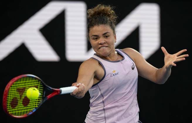 (250118) -- MELBOURNE, Jan. 18, 2025 -- Jasmine Paolini of Italy hits a return during the women s singles third round match between Elina Svitolina of Ukraine and Jasmine Paolini of Italy at Australian Open tennis tournament in Melbourne, Australia, Jan. 18, 2025. ) (SP)AUSTRALIA-MELBOURNE-TENNIS-AUSTRALIAN OPEN-DAY 7 LuixSiuxWai 