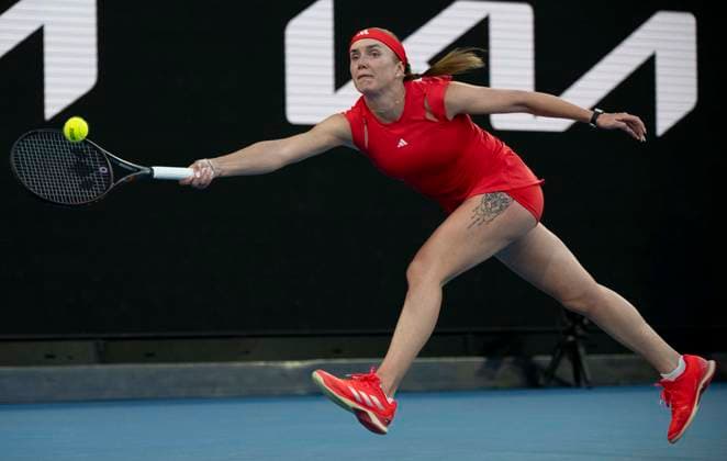 (250118) -- MELBOURNE, Jan. 18, 2025 -- Elina Svitolina of Ukraine hits a return during the women s singles third round match between Elina Svitolina of Ukraine and Jasmine Paolini of Italy at Australian Open tennis tournament in Melbourne, Australia, Jan. 18, 2025. ) (SP)AUSTRALIA-MELBOURNE-TENNIS-AUSTRALIAN OPEN-DAY 7 LuixSiuxWai 