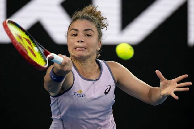 (250118) -- MELBOURNE, Jan. 18, 2025 -- Jasmine Paolini of Italy hits a return during the women s singles third round match between Elina Svitolina of Ukraine and Jasmine Paolini of Italy at Australian Open tennis tournament in Melbourne, Australia, Jan. 18, 2025. ) (SP)AUSTRALIA-MELBOURNE-TENNIS-AUSTRALIAN OPEN-DAY 7 LuixSiuxWai 
