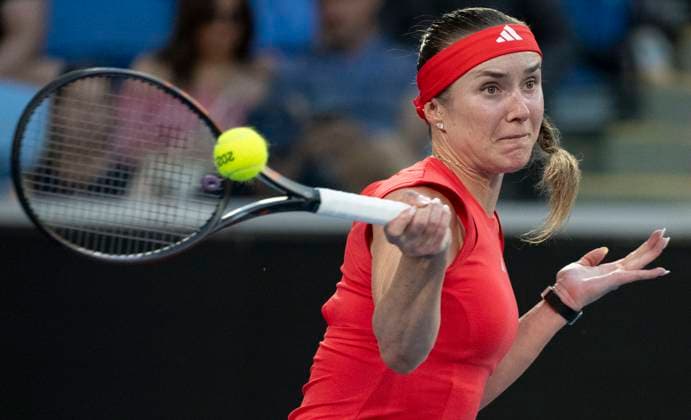 (250118) -- MELBOURNE, Jan. 18, 2025 -- Elina Svitolina of Ukraine hits a return during the women s singles third round match between Elina Svitolina of Ukraine and Jasmine Paolini of Italy at Australian Open tennis tournament in Melbourne, Australia, Jan. 18, 2025. ) (SP)AUSTRALIA-MELBOURNE-TENNIS-AUSTRALIAN OPEN-DAY 7 LuixSiuxWai 