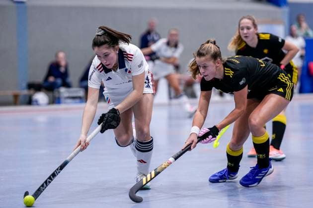 Sport Themen der Woche KW03 Sport Bilder des Tages v.li.: Julie Pieper (MHC, 3), Emilia Landshut (HTHC, 5), Zweikampf, Spielszene, Duell, duel, tackle, tackling, Dynamik, Action, Aktion, 18.01.2025, Mannheim (Deutschland), Hallenhockey, Deutsche Meisterschaft, Viertelfinale, Damen, Mannheimer HC - Harvestehuder THC *** v li Julie Pieper MHC, 3 , Emilia Landshut HTHC, 5 , duel, duel, tackle, tackling, dynamics, action, action, 18 01 2025, Mannheim Germany , indoor field hockey, German Championship, quarterfinals, women, Mannheimer HC Harvestehuder THC xozx