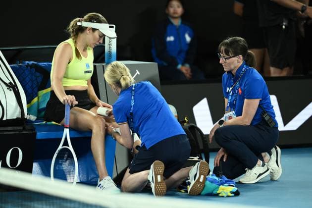 TENNIS AUSTRALIAN OPEN, Danielle Collins of USA receives medical attention during her round three match against Madison Keys of USA during the 2025 Australian Open at Melbourne Park in Melbourne, Saturday, January 18, 2025. ( NO ARCHIVING, EDITORIAL USE ONLY, NO USE IN BOOKS WITHOUT CONSENT MELBOURNE VICTORIA AUSTRALIA  Copyright: xJOELxCARRETTx 20250118140947571244