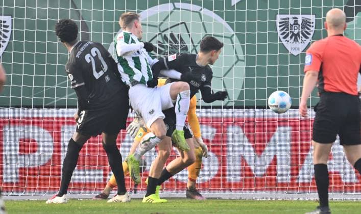18.01.2025 - Fussball - Saison 2024 2025 - 2. Fussball - Bundesliga - 18. Spieltag: SC Preußen Preussen Münster SCP - SpVgg Greuther Fürth ( Kleeblatt ) - Sportfoto Zink - xwoxzix - DFL regulations prohibit any use of photographs as image sequences and or quasi-video - only for editorial use - Joshua Mees (8, Preußen Münster ) erzielt Treffer Tor Torschuß zum 1:0 gegen Gideon Jung ( 23, SpVgg Greuther Fürth ) Marco Meyerhöfer Meyerhoefer (18, SpVgg Greuther Fürth )