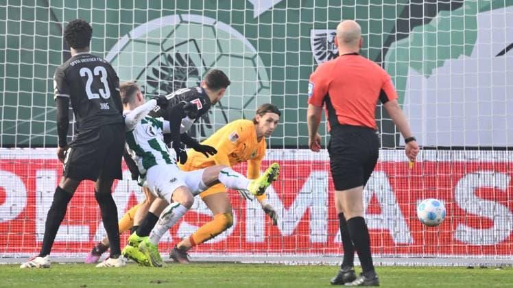 18.01.2025 - Fussball - Saison 2024 2025 - 2. Fussball - Bundesliga - 18. Spieltag: SC Preußen Preussen Münster SCP - SpVgg Greuther Fürth ( Kleeblatt ) - Sportfoto Zink - xwoxzix - DFL regulations prohibit any use of photographs as image sequences and or quasi-video - only for editorial use - Joshua Mees (8, Preußen Münster ) erzielt Treffer Tor Torschuß zum 1:0 gegen Gideon Jung ( 23, SpVgg Greuther Fürth ) Marco Meyerhöfer Meyerhoefer (18, SpVgg Greuther Fürth )