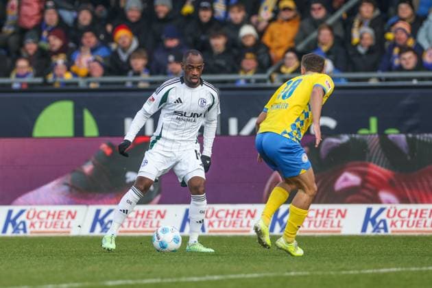 18.01.2025, Fussball, 2. Bundesliga, 18. Spieltag, Saison 2024 2025, Eintracht Braunschweig - FC Schalke 04, Christopher Antwi-Adjei (FC Schalke 04) Braunschweig Eintracht Stadion Niedersachsen Deutschland xRHR-FOTO TRx