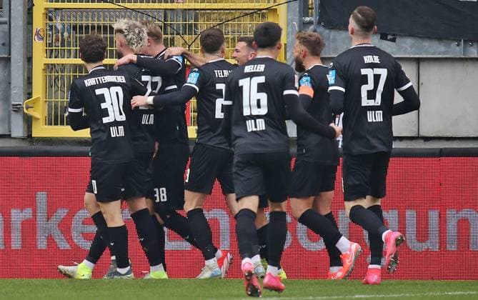 chrome: settings search 18.01.2025, xmohx, Fussball 2.Bundesliga, 1.FC Kaiserslautern - SSV Ulm 1846 Fußball emspor, v.l. Ulm bejubelt das 1-0 durch Philipp Strompf (DFL DFB REGULATIONS PROHIBIT ANY USE OF PHOTOGRAPHS as IMAGE SEQUENCES and or QUASI-VIDEO) Kaiserslautern
