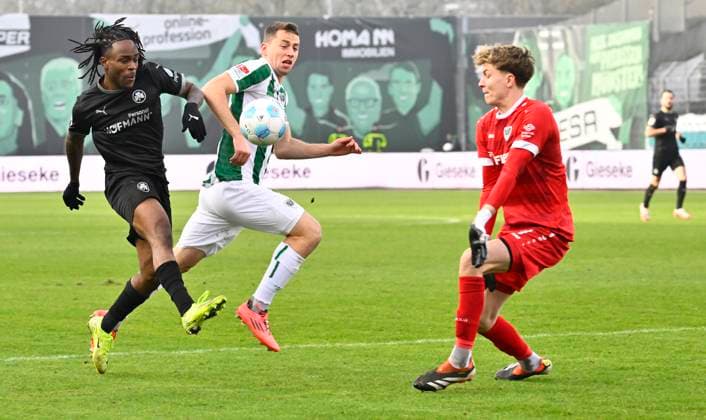 18.01.2025 - Fussball - Saison 2024 2025 - 2. Fussball - Bundesliga - 18. Spieltag: SC Preußen Preussen Münster SCP - SpVgg Greuther Fürth ( Kleeblatt ) - Sportfoto Zink - xwoxzix - DFL regulations prohibit any use of photographs as image sequences and or quasi-video - only for editorial use - Noel Futkeu (9, SpVgg Greuther Fürth ) Torge Paetow (16, Preußen Münster ) Johannes Schenk (1, Preußen Münster )
