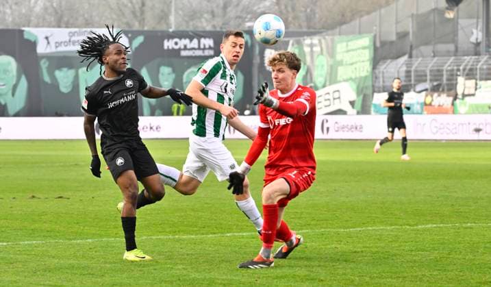 18.01.2025 - Fussball - Saison 2024 2025 - 2. Fussball - Bundesliga - 18. Spieltag: SC Preußen Preussen Münster SCP - SpVgg Greuther Fürth ( Kleeblatt ) - Sportfoto Zink - xwoxzix - DFL regulations prohibit any use of photographs as image sequences and or quasi-video - only for editorial use - Noel Futkeu (9, SpVgg Greuther Fürth ) Torge Paetow (16, Preußen Münster ) Johannes Schenk (1, Preußen Münster )