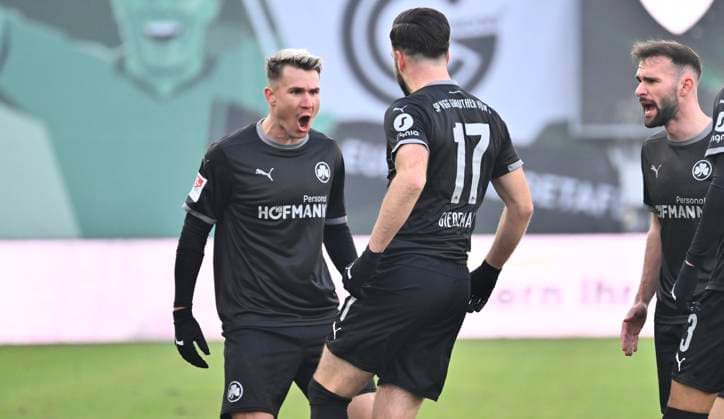 18.01.2025 - Fussball - Saison 2024 2025 - 2. Fussball - Bundesliga - 18. Spieltag: SC Preußen Preussen Münster SCP - SpVgg Greuther Fürth ( Kleeblatt ) - Sportfoto Zink - xwoxzix - DFL regulations prohibit any use of photographs as image sequences and or quasi-video - only for editorial use - Torjubel Jubel Freude nach Treffer Tor Torschuß zum 1:1 durch Niko Gießelmann Giesselmann (17, SpVgg Greuther Fürth ) - Felix Klaus (30, SpVgg Greuther Fürth ) Niko Gießelmann Giesselmann (17, SpVgg Greuther Fürth )