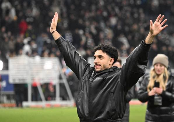 17.01.2025, xjhx, Fussball 1.Bundesliga, Eintracht Frankfurt - Borussia Dortmund emspor, v.l. Omar Marmoush (Eintracht Frankfurt) bedankt bedanken sich bei den Fans (DFL DFB REGULATIONS PROHIBIT ANY USE OF PHOTOGRAPHS as IMAGE SEQUENCES and or QUASI-VIDEO) Frankfurt am Main