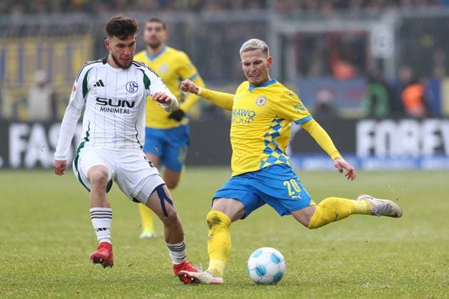 18.01.2025, xtgx, Fussball - 2.Bundesliga, Eintracht Braunschweig - FC Schalke 04 emspor, v.l. Mehmet Aydin (Schalke, 23), Lino Tempelmann (Braunschweig, 20) Zweikampf, Duell, Kampf, tackle (DFL DFB REGULATIONS PROHIBIT ANY USE OF PHOTOGRAPHS as IMAGE SEQUENCES and or QUASI-VIDEO) Braunschweig