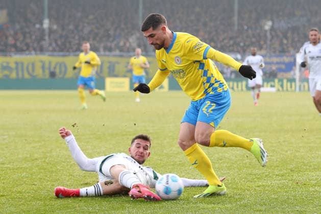 18.01.2025, xtgx, Fussball - 2.Bundesliga, Eintracht Braunschweig - FC Schalke 04 emspor, v.l. Mehmet Aydin (Schalke, 23), Fabio Di Michele Sanchez (Braunschweig, 22) Zweikampf, Duell, Kampf, tackle (DFL DFB REGULATIONS PROHIBIT ANY USE OF PHOTOGRAPHS as IMAGE SEQUENCES and or QUASI-VIDEO) Braunschweig