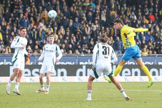 18.01.2025, xtgx, Fussball - 2.Bundesliga, Eintracht Braunschweig - FC Schalke 04 emspor, v.l. Levente Szabo (Braunschweig, 11) Kopfball (DFL DFB REGULATIONS PROHIBIT ANY USE OF PHOTOGRAPHS as IMAGE SEQUENCES and or QUASI-VIDEO) Braunschweig