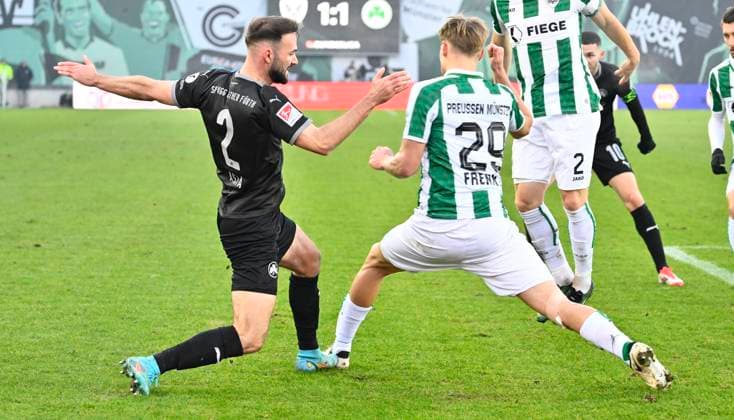 18.01.2025 - Fussball - Saison 2024 2025 - 2. Fussball - Bundesliga - 18. Spieltag: SC Preußen Preussen Münster SCP - SpVgg Greuther Fürth ( Kleeblatt ) - Sportfoto Zink - xwoxzix - DFL regulations prohibit any use of photographs as image sequences and or quasi-video - only for editorial use - Simon Asta (2, SpVgg Greuther Fürth ) Lukas Frenkert (29, Preußen Münster ) - Szene zu gelb-rote Karte Platzverweis für Simon Asta (2, SpVgg Greuther Fürth ) -