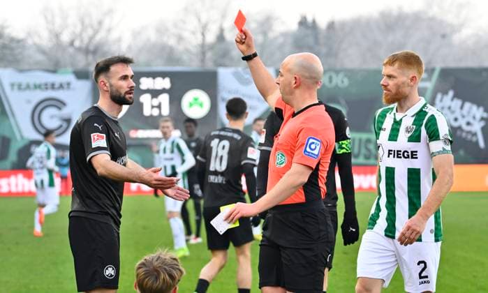 18.01.2025 - Fussball - Saison 2024 2025 - 2. Fussball - Bundesliga - 18. Spieltag: SC Preußen Preussen Münster SCP - SpVgg Greuther Fürth ( Kleeblatt ) - Sportfoto Zink - xwoxzix - DFL regulations prohibit any use of photographs as image sequences and or quasi-video - only for editorial use - Nicolas Winter (Schiedsrichter) zeigt Simon Asta (2, SpVgg Greuther Fürth ) gelb-rote Karte Platzverweis -