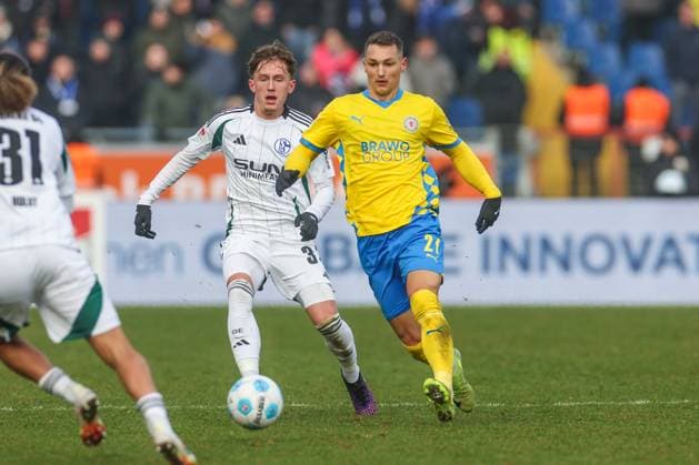 18.01.2025, Fussball, 2. Bundesliga, 18. Spieltag, Saison 2024 2025, Eintracht Braunschweig - FC Schalke 04, v. l. Max Grüger (FC Schalke 04), Sven Köhler (Eintracht Braunschweig) Braunschweig Eintracht Stadion Niedersachsen Deutschland xRHR-FOTO TRx