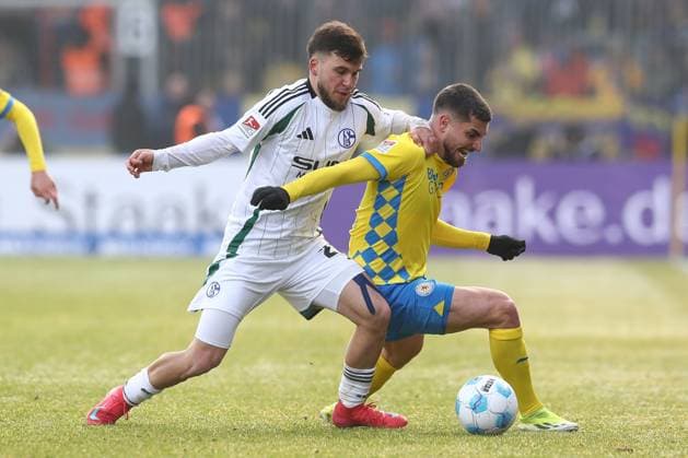 18.01.2025, xtgx, Fussball - 2.Bundesliga, Eintracht Braunschweig - FC Schalke 04 emspor, v.l. Mehmet Aydin (Schalke, 23), Fabio Di Michele Sanchez (Braunschweig, 22) Zweikampf, Duell, Kampf, tackle (DFL DFB REGULATIONS PROHIBIT ANY USE OF PHOTOGRAPHS as IMAGE SEQUENCES and or QUASI-VIDEO) Braunschweig