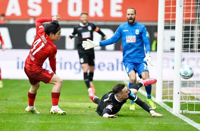 Fussball - 2. Bundesliga - Saison 2024 25 1. FC Kaiserslautern 18.01.2025 Fritz-Walter-Stadion 1. FC Kaiserslautern (fck) - FSV Ulm 1846 (ul) V.li: Daisuke YOKOTA (1. FC Kaiserslautern), Torwart Christian ORTAG (SSV Ulm 1846), Niklas KOLBE (SSV Ulm 1846) 1. FC Kaiserslautern